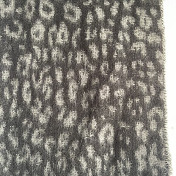 NWT GAP leopard print plush warm fringe hem scarf - Picture 3 of 4